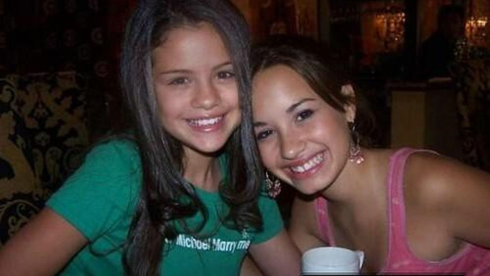 Demi Lovato (dcha.) con Selena Gómez, de niñas.