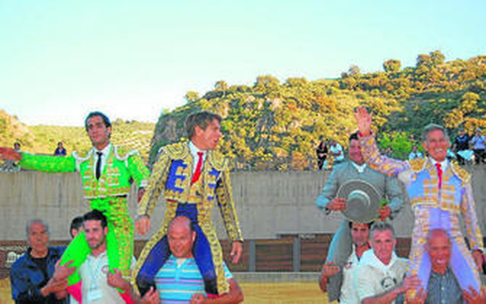 Los tres toreros en su salida a hombros del nuevo coliseo.