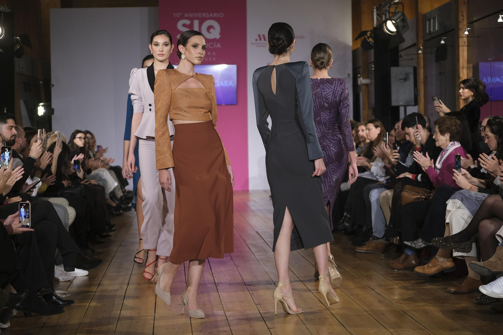 Sobriedad y minimalismo en las invitadas de Violeta Vergara