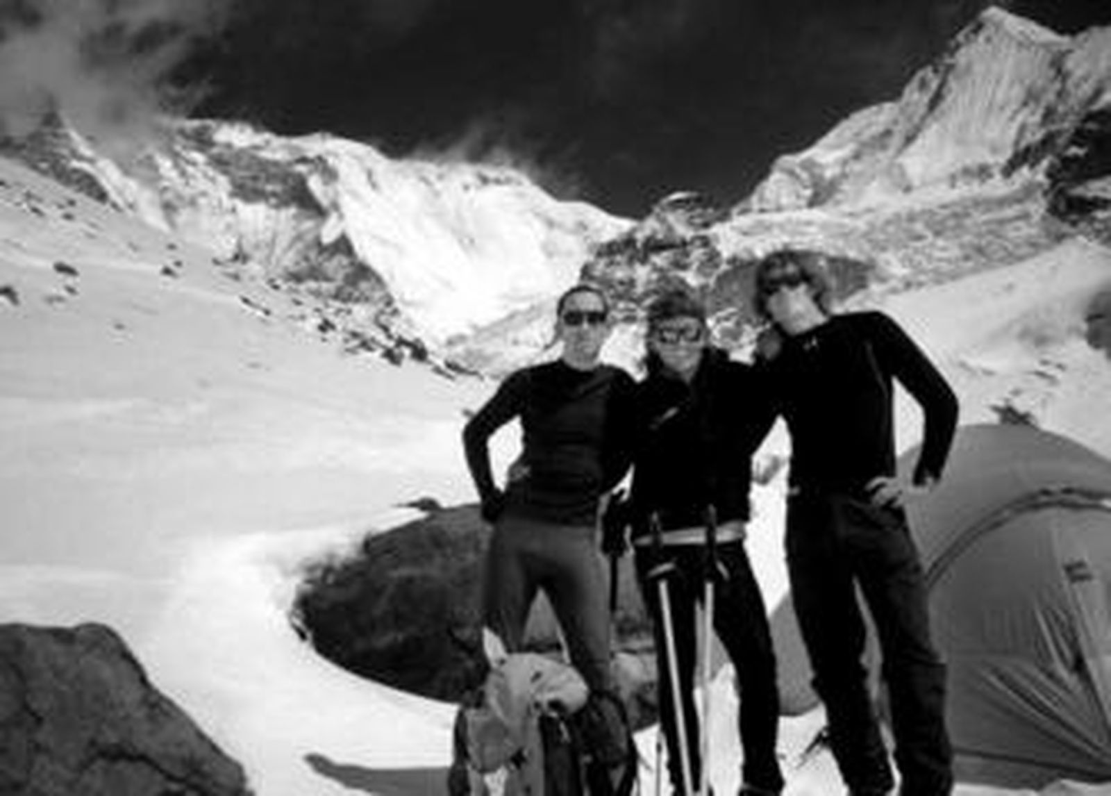 Ochoa de Olza, en el centro, junto al rumano Colibasanu y el canadiense Don Bowie en la base del Annapurna.