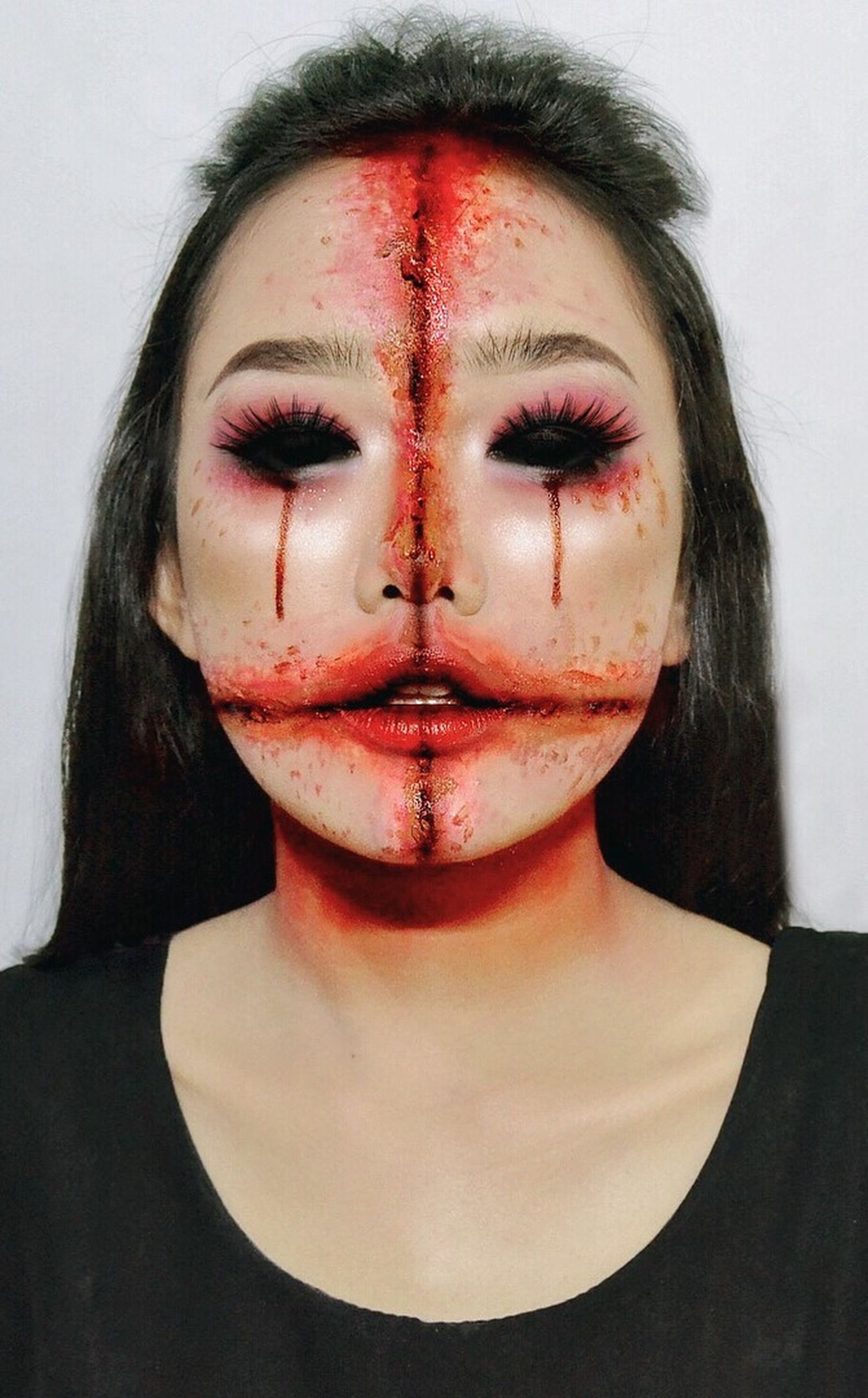 Maquillaje con la cara cortada, de @bbygrldeyn