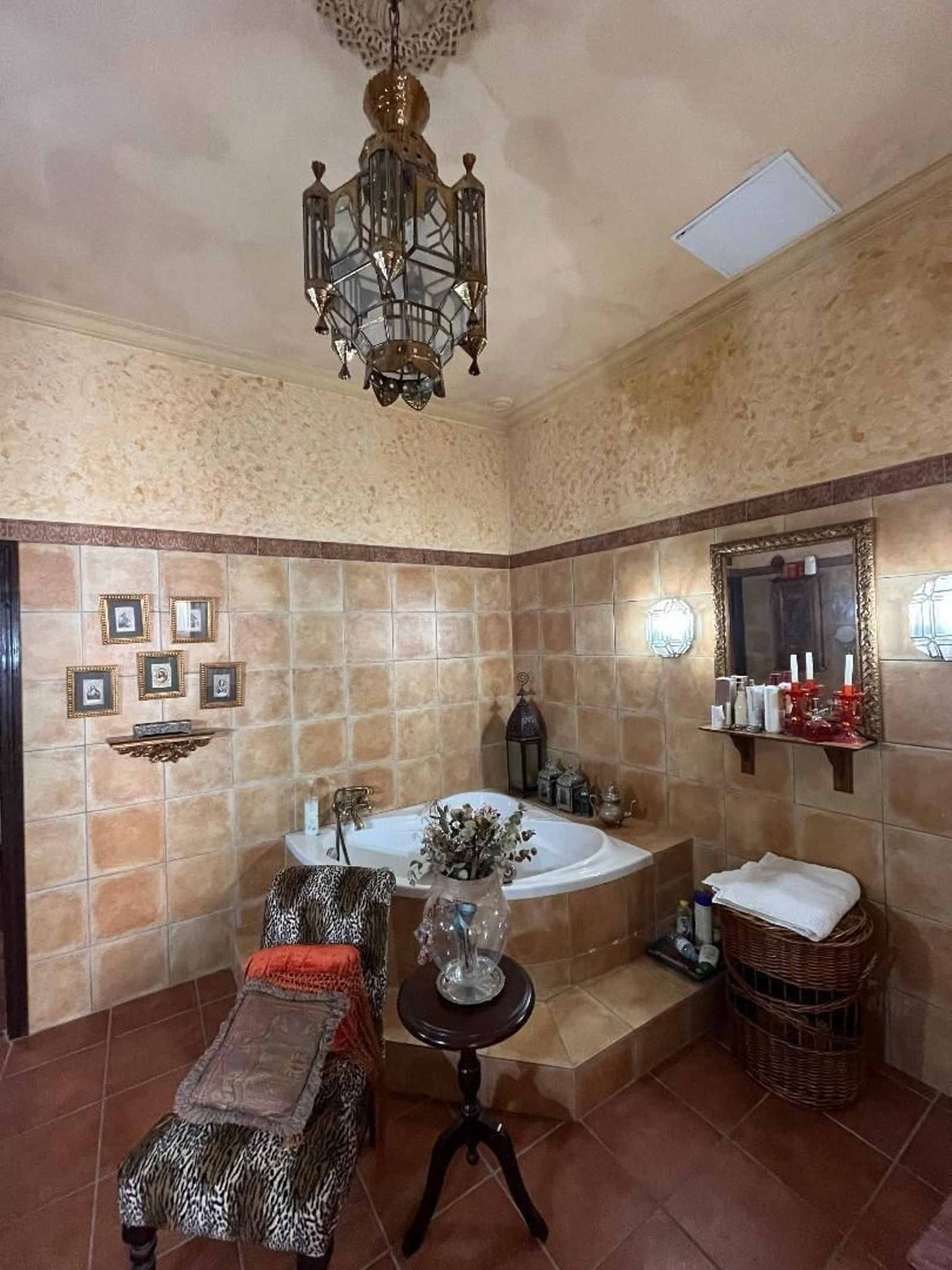 La curiosa casa de David Calleja, el concejal influencer de El Puerto, desde dentro: detalles kitsch y cofrades en cada rincón