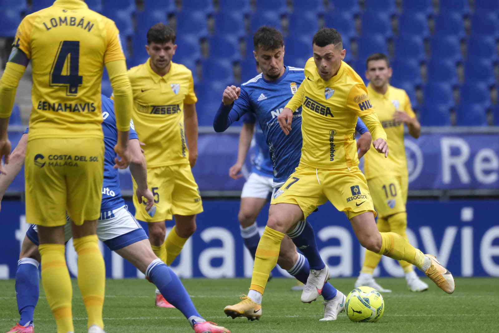 Yanis intenta controlar un balón. Yanis intenta controlar un balón.