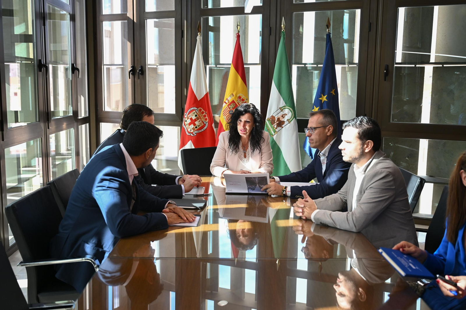 La alcadesa y concejales con los directivos de Acciona en la firma del convenio.