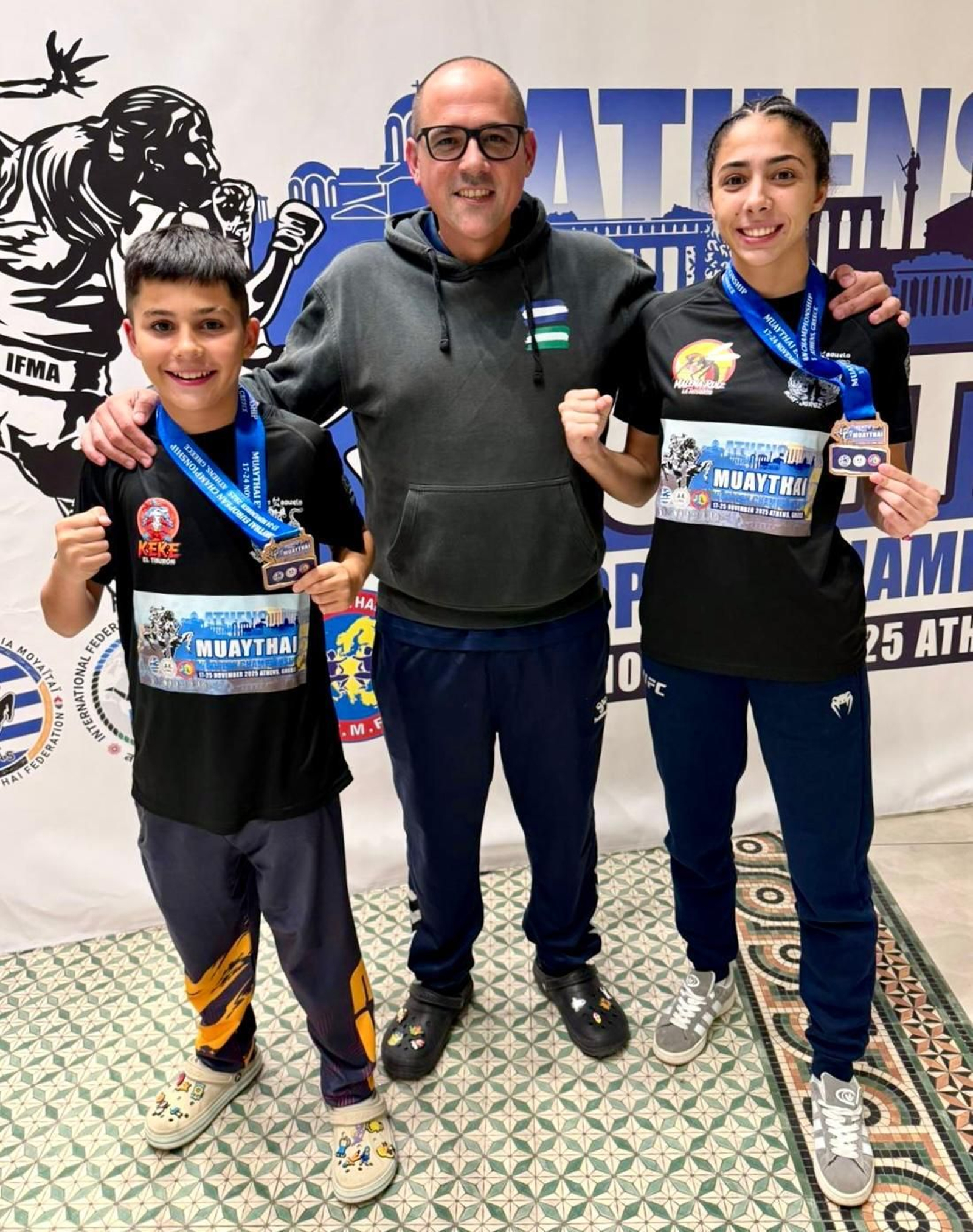 Daniel Ruiz y Malena Ruiz, junto a Sergio Núñez, entrenador y presidente del Team Abuelo.