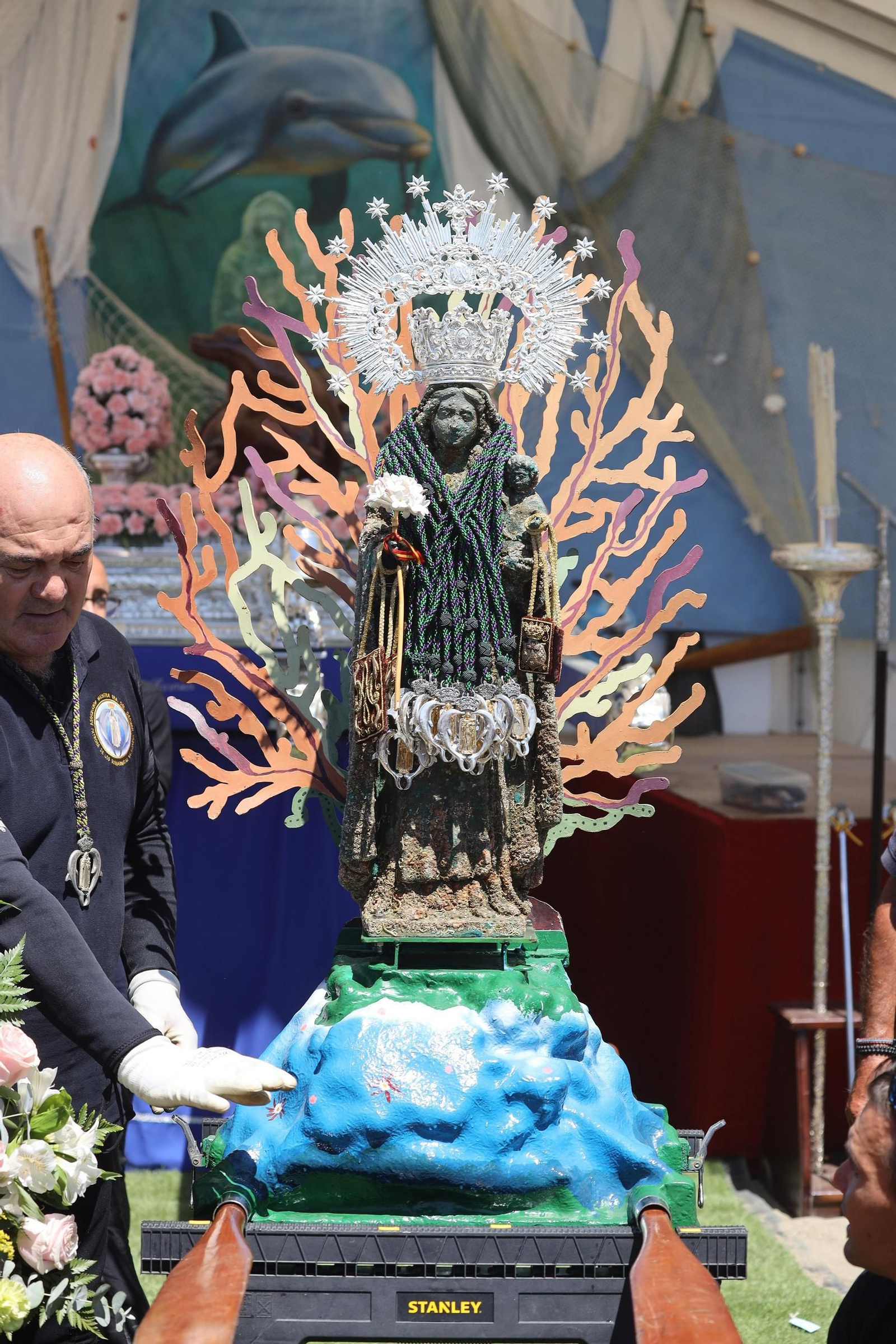 La procesión en Málaga de la Virgen del Carmen de los submarinistas, en imágenes
