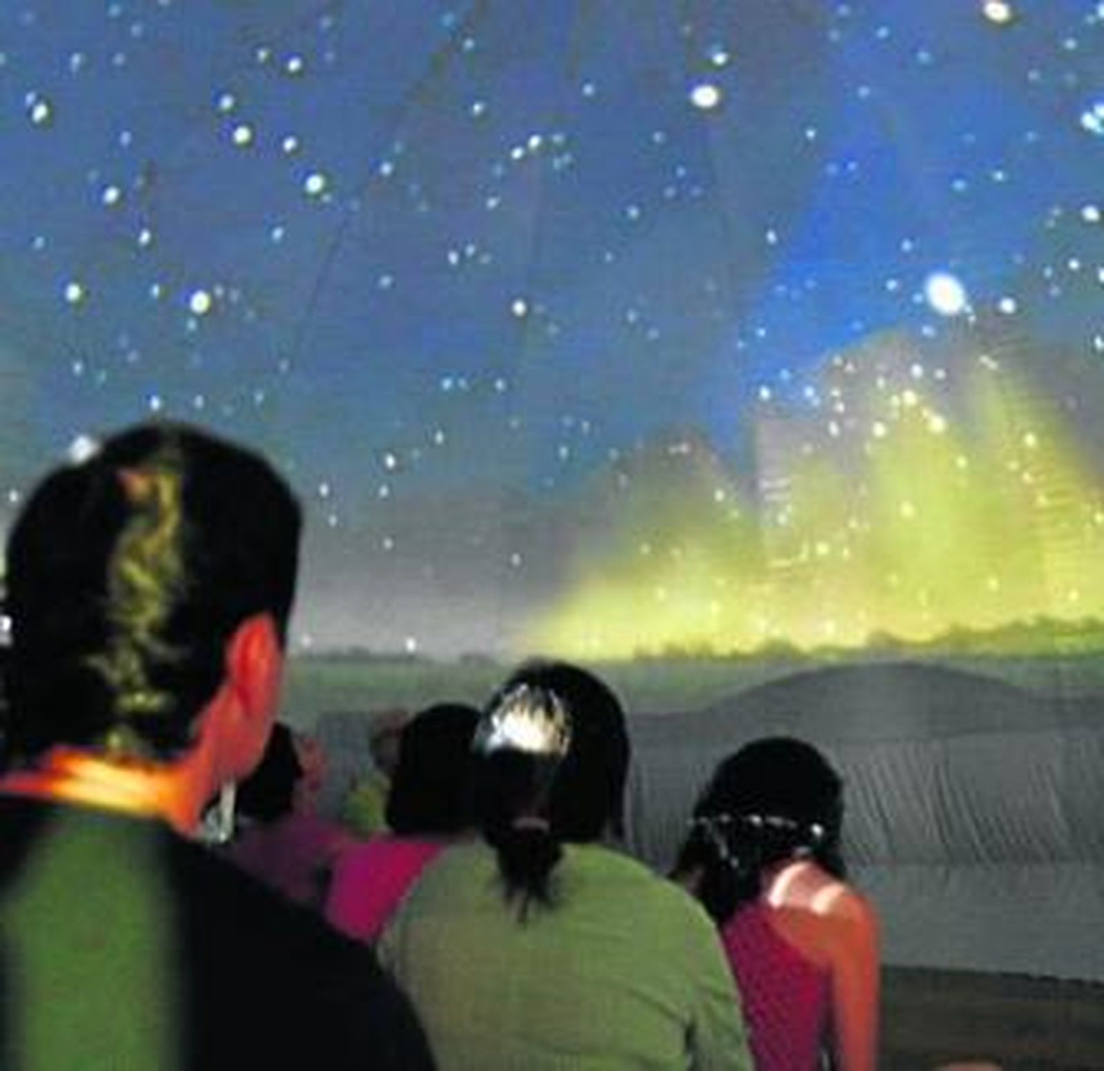 La presentación del planetario móvil, en la mañana de ayer.