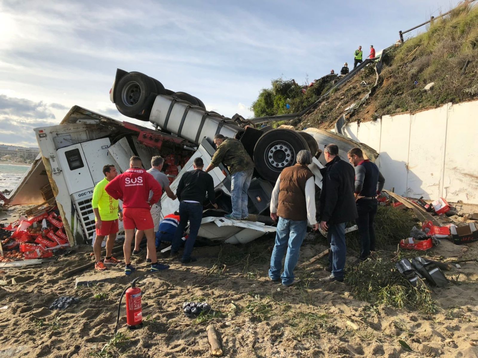 Estado del camión al caer a la arena desde la A-7 en la Cala de Mijas.
