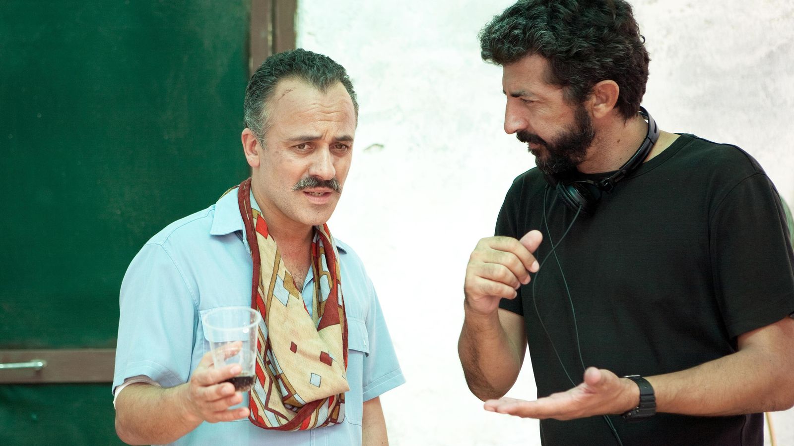 Javier Gutiérrez sigue las indicaciones del director Alberto Rodríguez durante el rodaje de 'La Isla Mínima'.