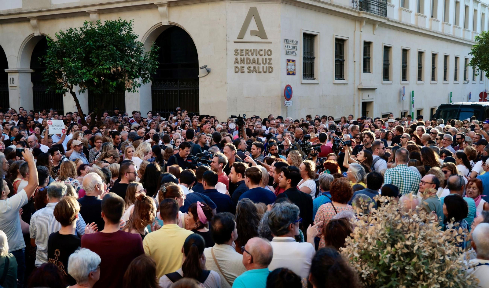 Un momento de la concentración organizada por asociaciones de mujeres en Sevilla ante la sede del SAS.