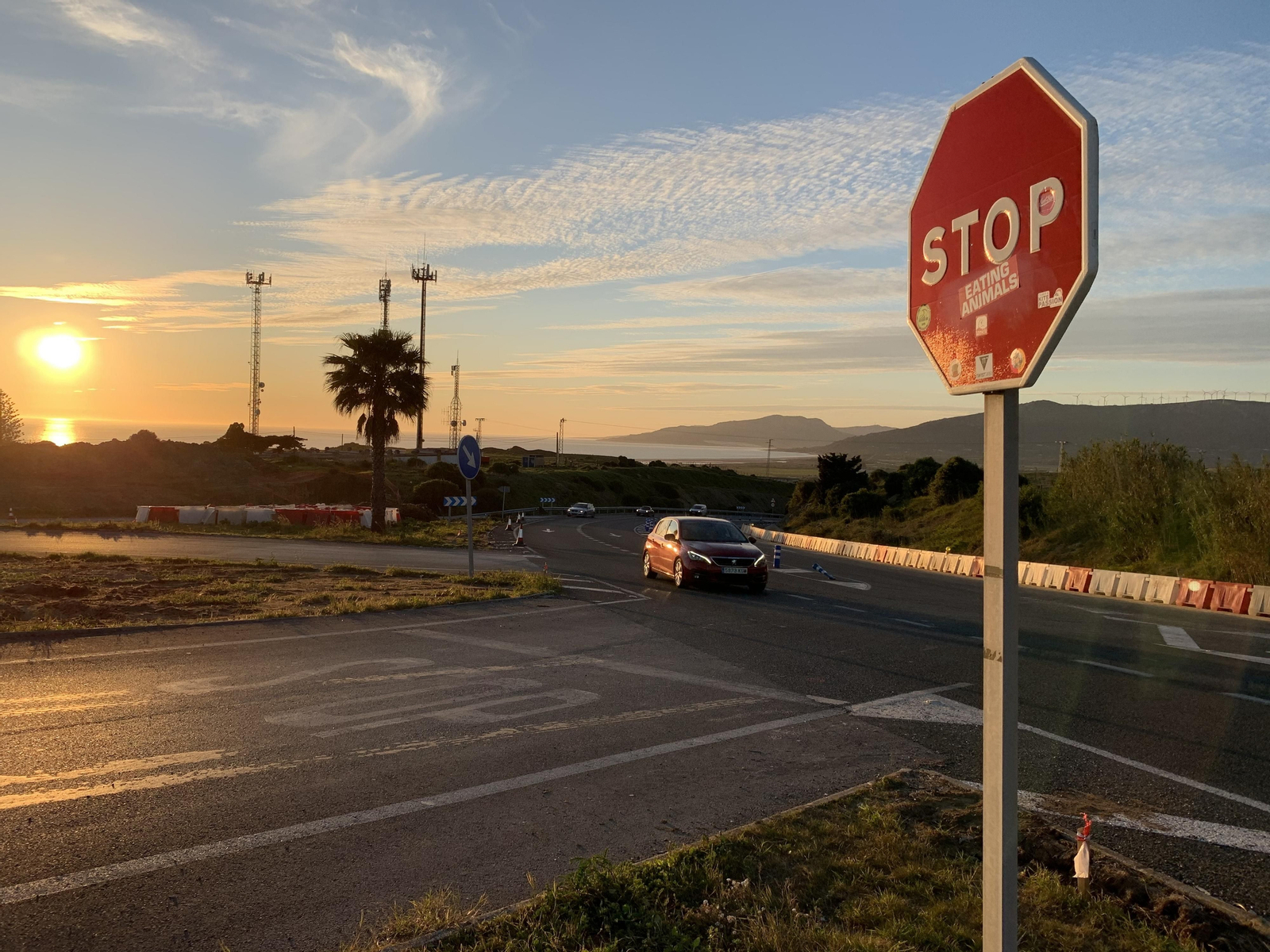 Un turismo circula por el cruce de la N-340 de entrada a Tarifa con la señalización provisional por obras.