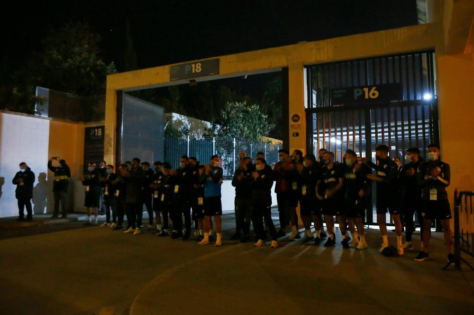 Las fotos del recibimiento al equipo y el calentamiento antes del Málaga - Cartagena