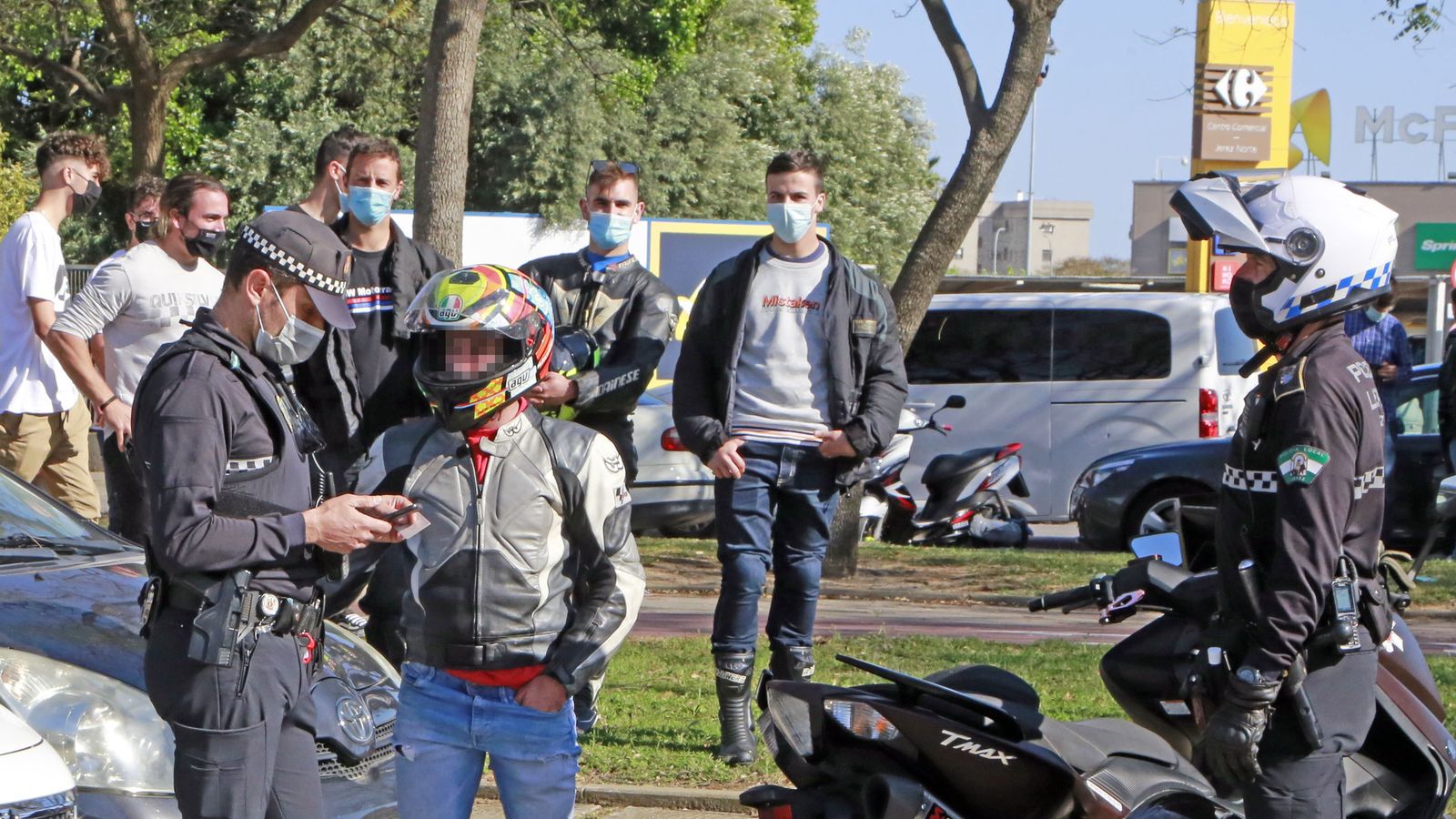 Dos agentes de la Policía Local, identificando a un motero el pasado fin de semana en la avenida de Europa.