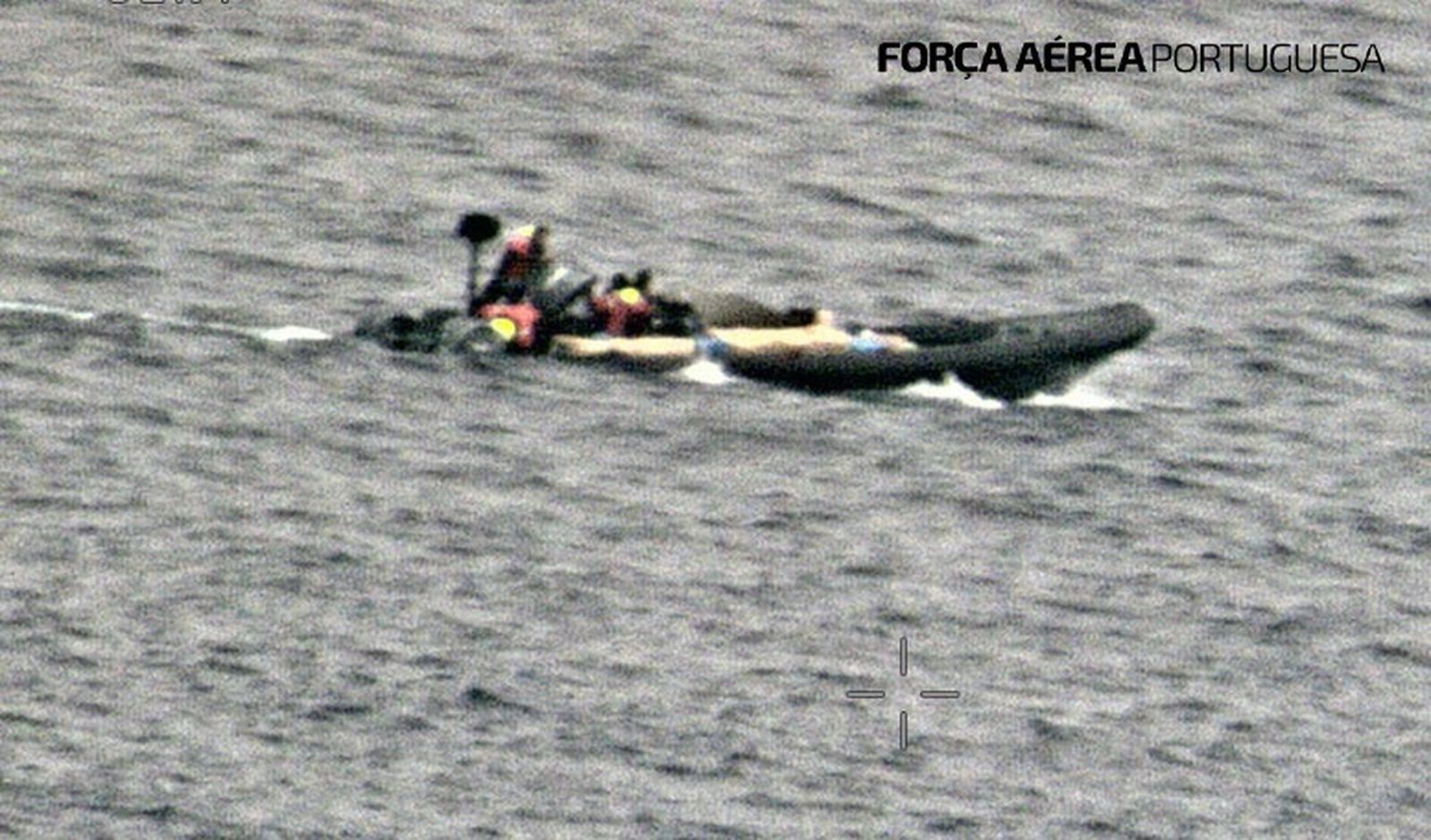 Imagen captada por la Fuerza Aérea Portuguesa de la narcolancha.