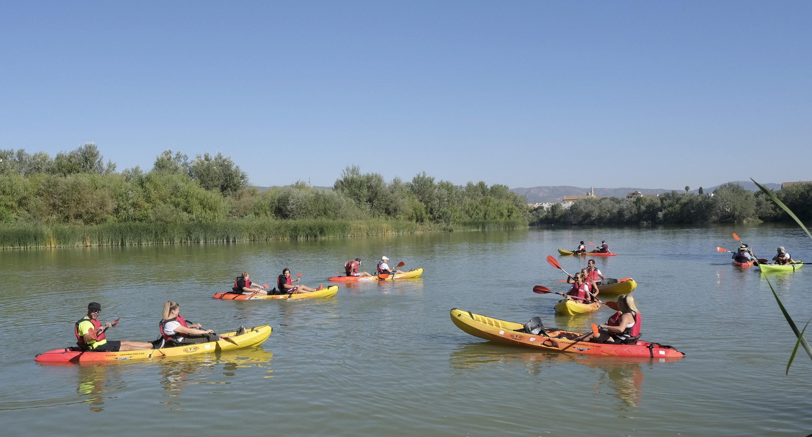 La ruta en kayak por el Guadalquivir de Córdoba se echa al agua, en imágenes