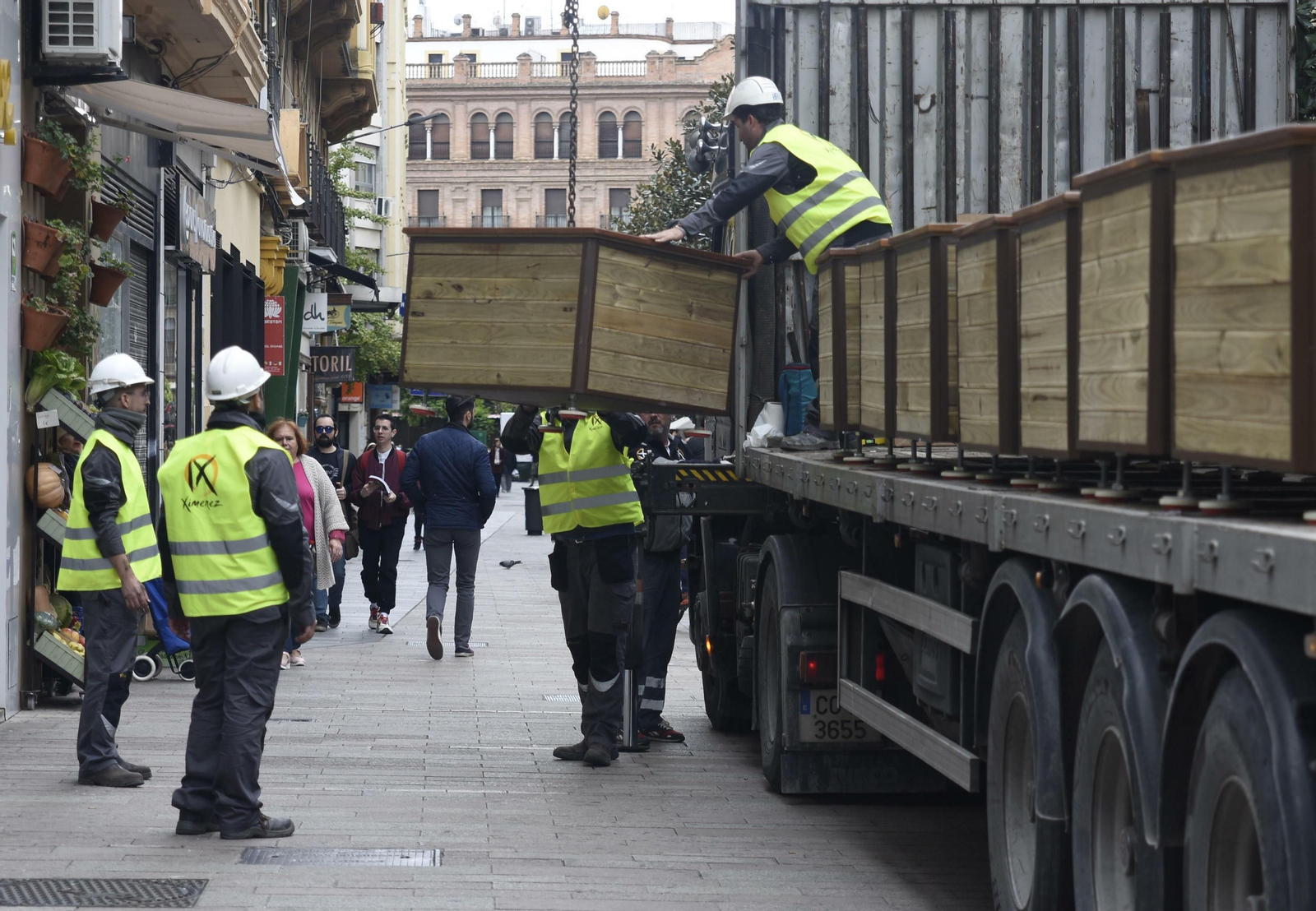 Los trabajadores de Iluminaciones Ximénez han comenzado con el montaje.