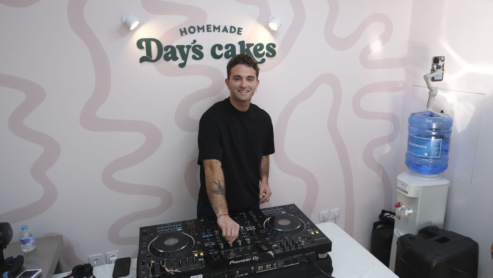 Colas interminables y tartas a un euro: la mejor 'cheesecake' de Almería conquista el centro de la ciudad