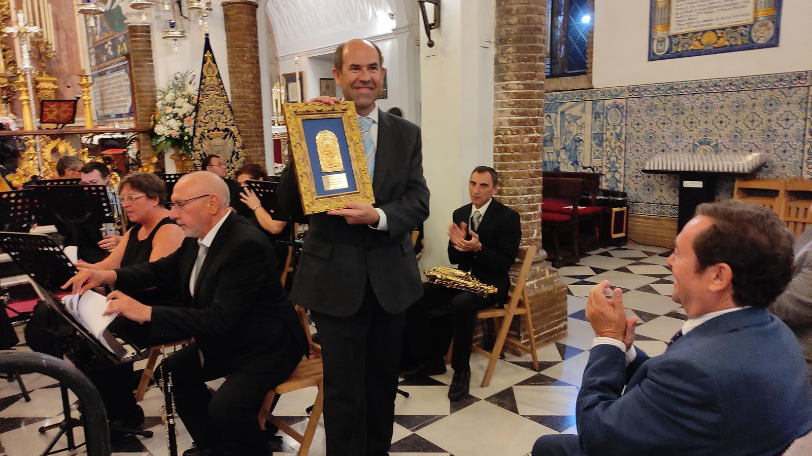 José Ramón Rico recibió la felicitación de todos y el reconocimiento de la Hermandad de la Cinta