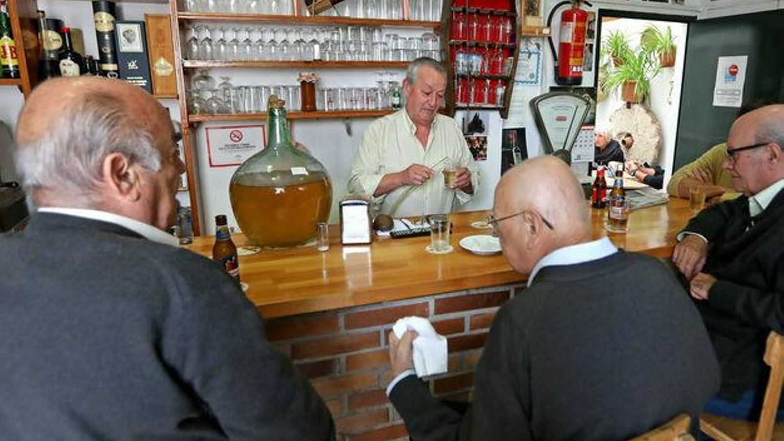 Domingo Ramírez sirviendo mosto de una damajuana en su tabanco del barrio de San Miguel. Domingo Ramírez sirviendo mosto de una damajuana en su tabanco del barrio de San Miguel.