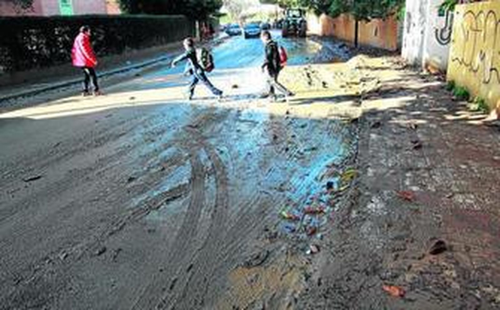 Peligroso patinaje sobre barro