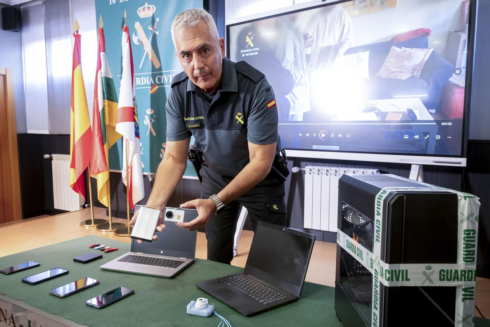 El portavoz de la Guardia Civil en La Rioja, Miguel Ángel Sáenz, informado sobre la operación Vinteox.