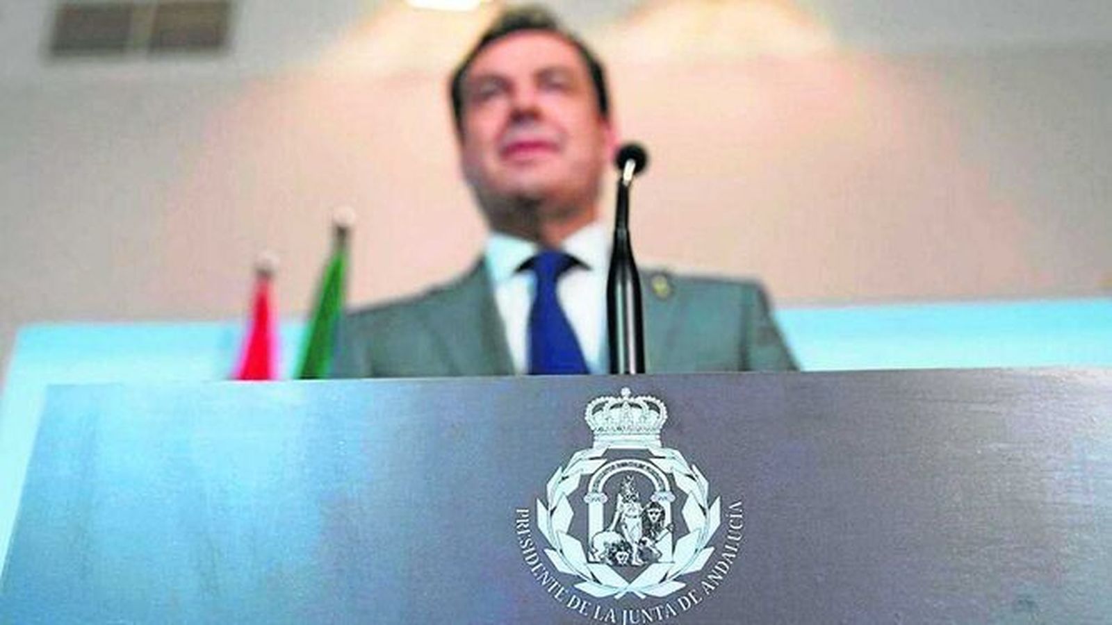 El atril con el escudo modificado utilizado por el presidente de la Junta