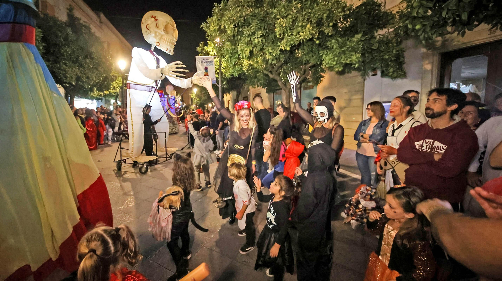 El desfile de Halloween llena las calles de Jerez