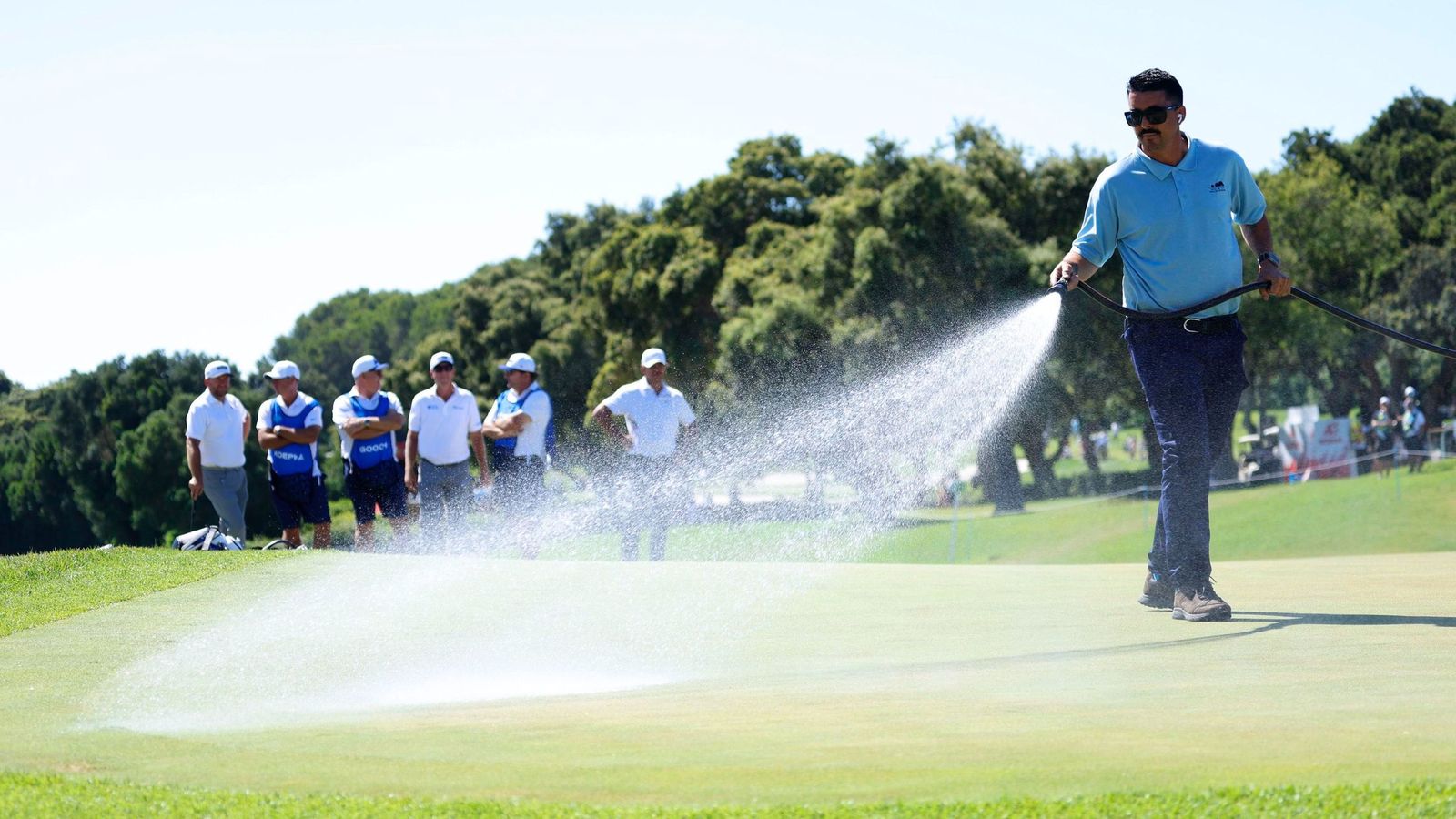 Un operario del campo riega el green del hoyo 11 de Valderrama en el último LIV Golf.