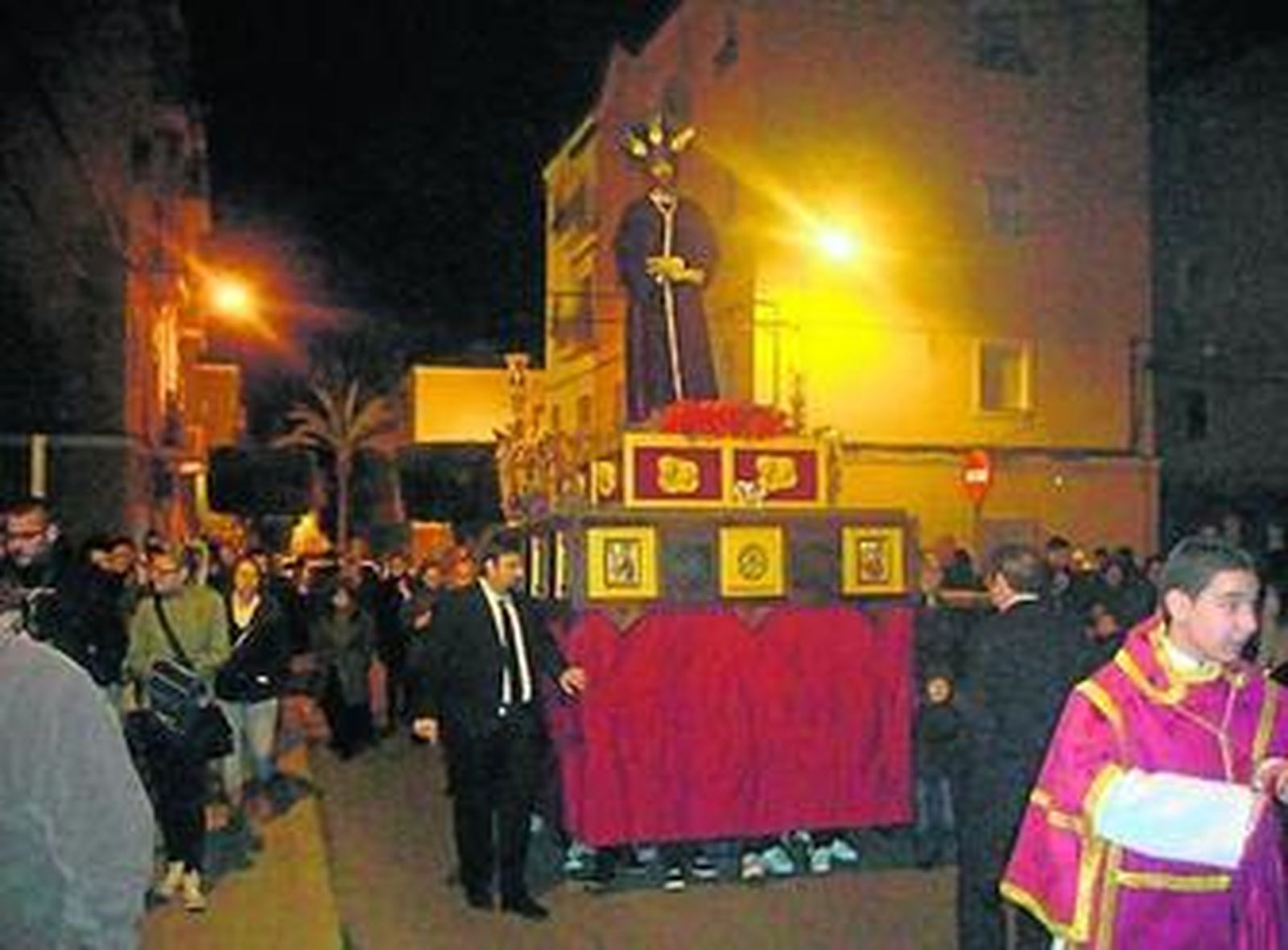 Multitud de fieles y devotos arroparon al Señor de la Sentencia durante su recorrido.