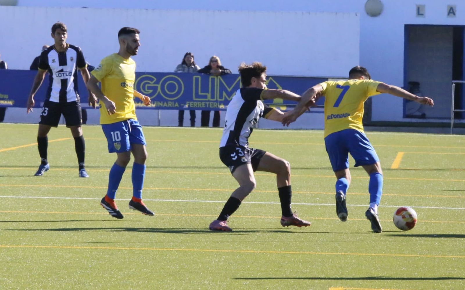 Pedro Morillo intenta cortar la penetración de Mario Sánchez durante el partido disputado en Conil