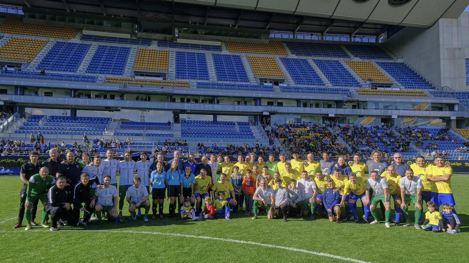 Partido de fútbol a beneficio de la Asociación de Reyes Magos en Carranza