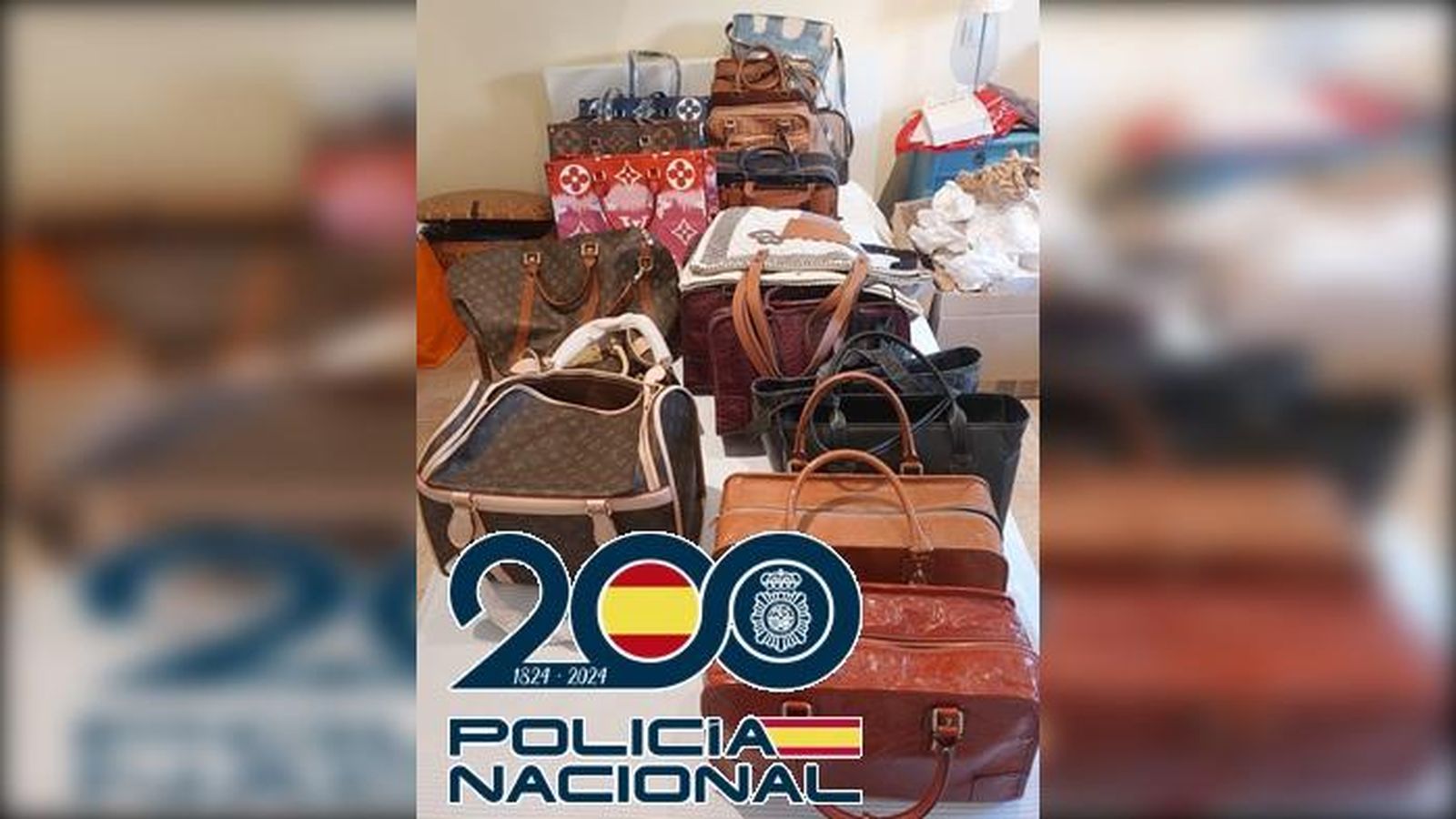 Artículos de marroquinería falsificados a la venta en una tienda en Marbella.