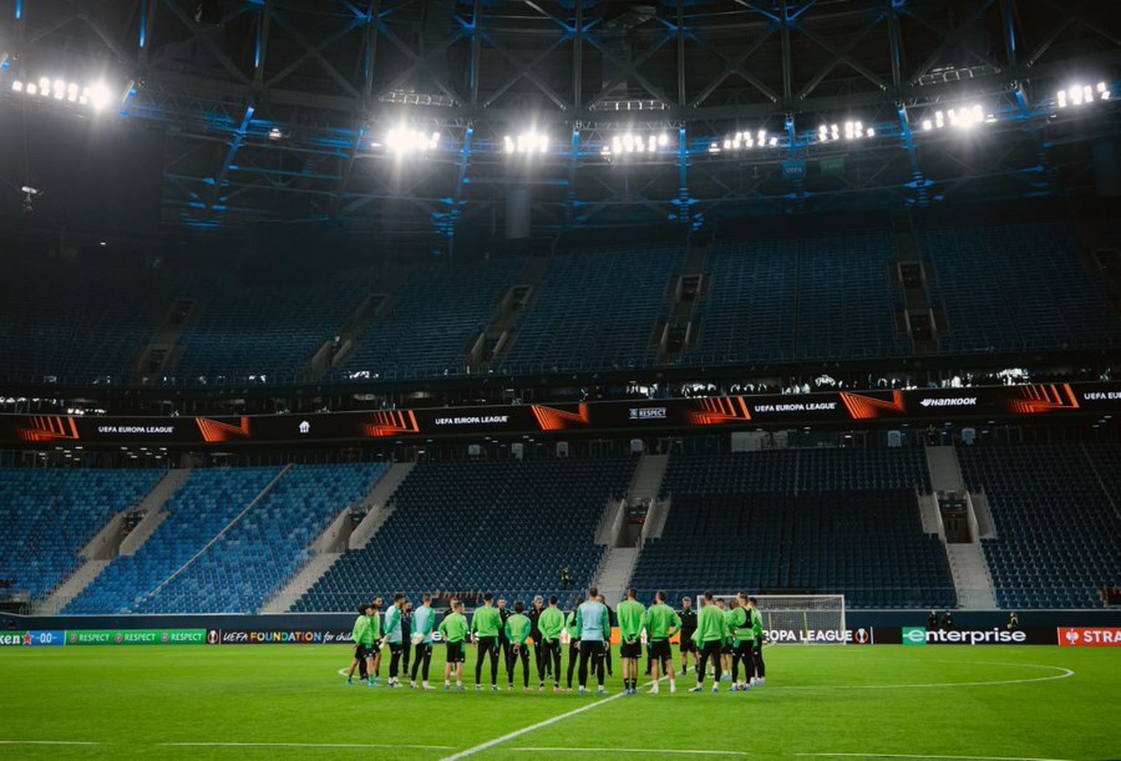 Pellegrini dialoga con sus jugadores en el San Petersburgo Stadium.