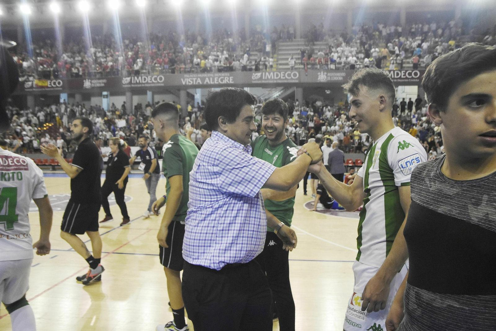José García Román saluda a Koseky tras la victoria sobre el Mengíbar en Vista Alegre.