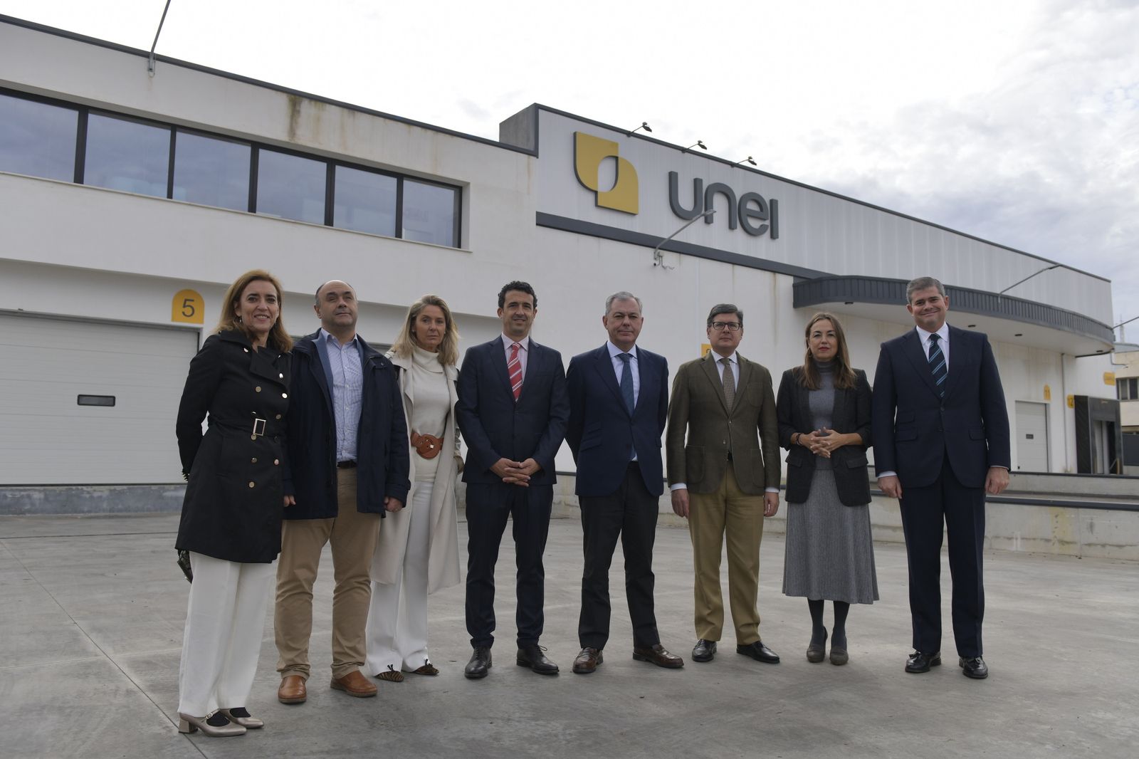 Foto de familia tras la inauguración.