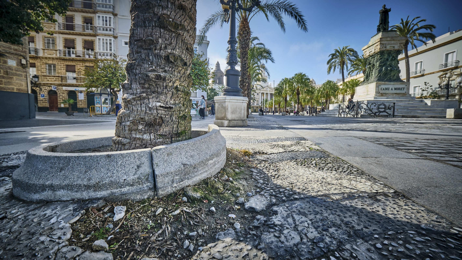Pavimento muy deteriorado en la plaza de San Juan de Dios, frente al edificio del Ayuntamiento de Cádiz