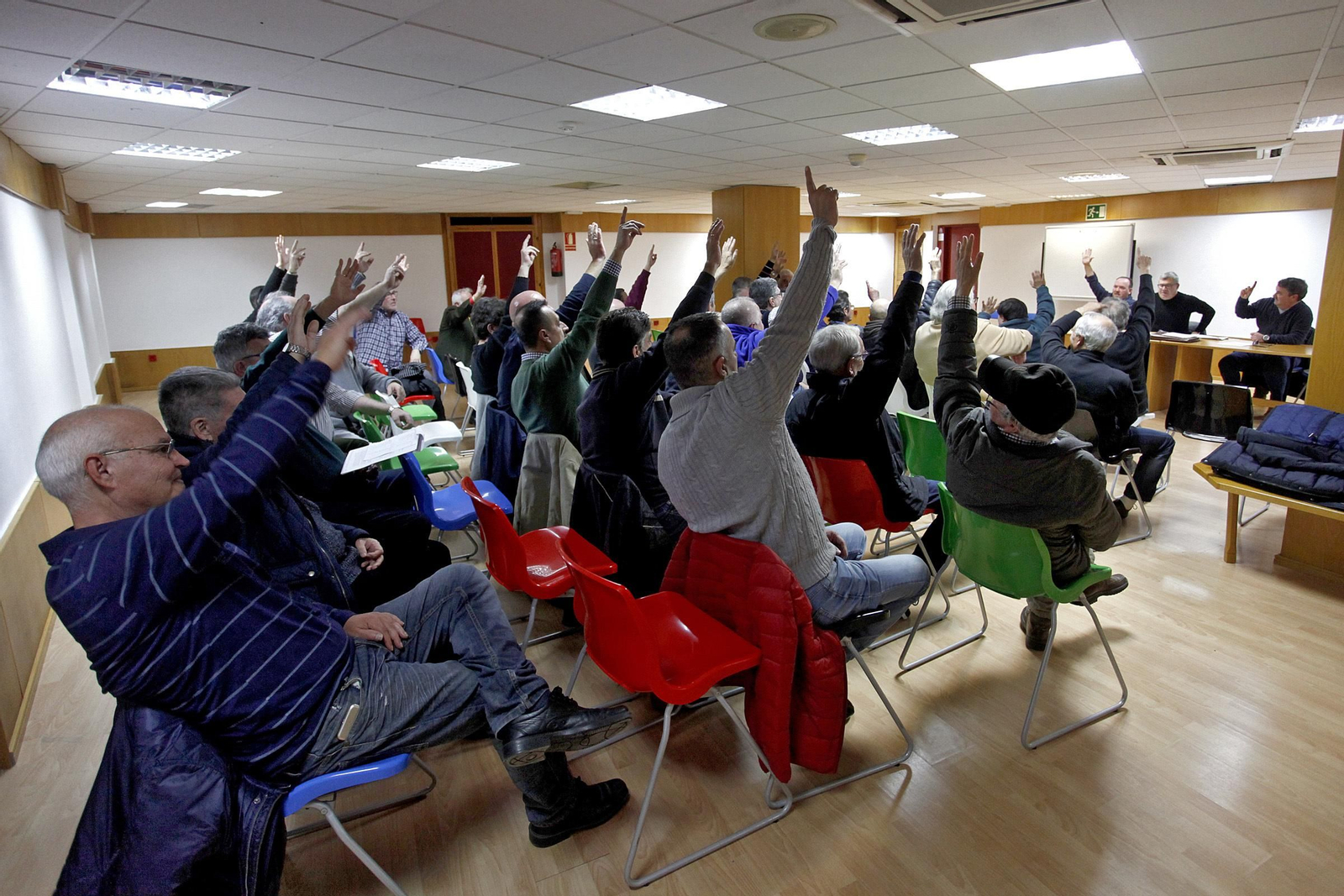 Los integrantes de la asamblea de Antifaces de Oro votan en la reunión de ayer.