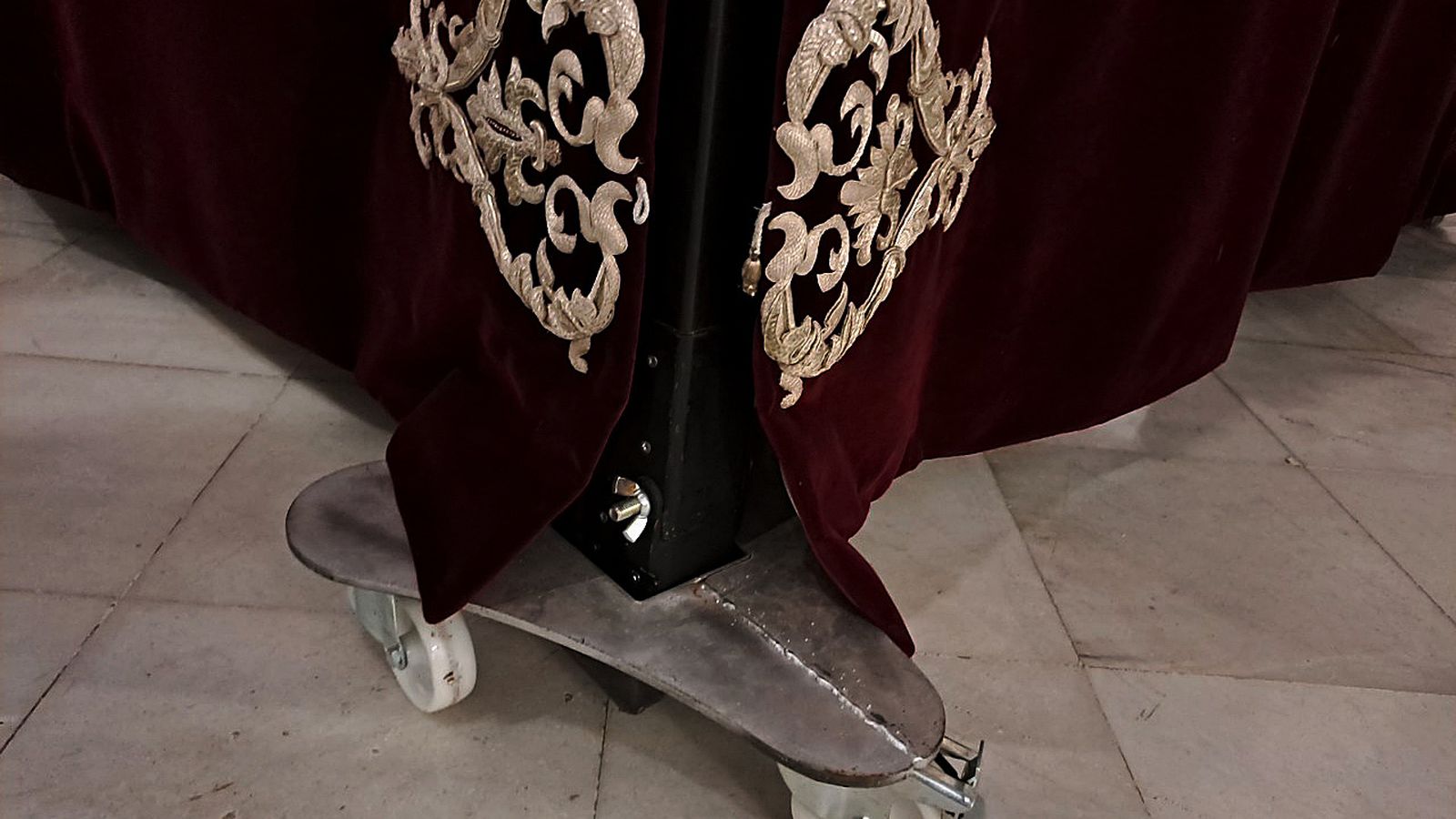 La pata de  un paso sobre una plataforma con ruedas.