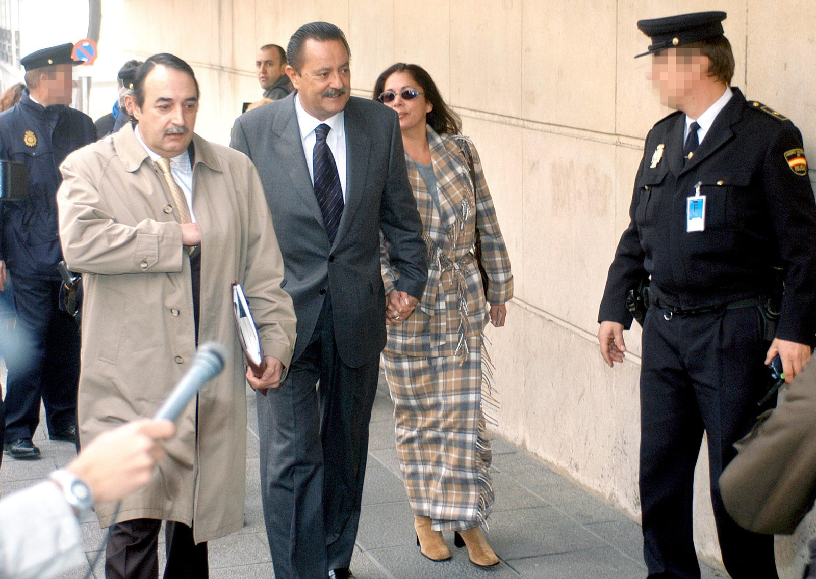 La cantante Isabel Pantoja, acompañada de Julián Muñoz, en 2003, cuando eran pareja