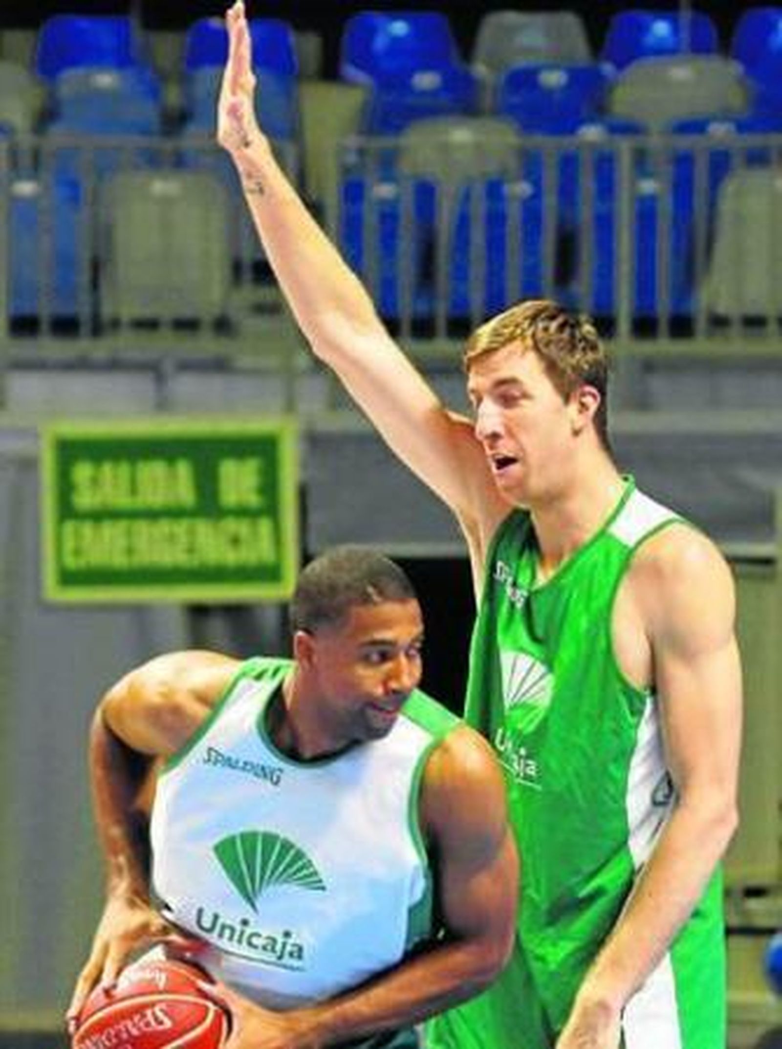 Hendrix pugna con Vázquez en un entrenamiento.