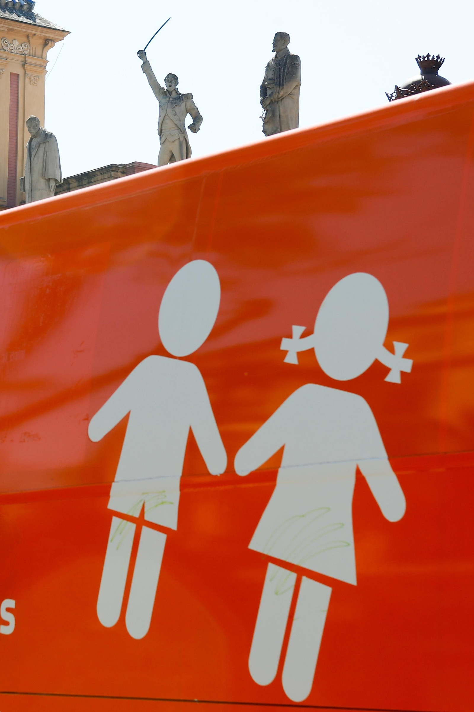 El recibimiento en Sevilla al autobús de Hazte Oír, en imágenes