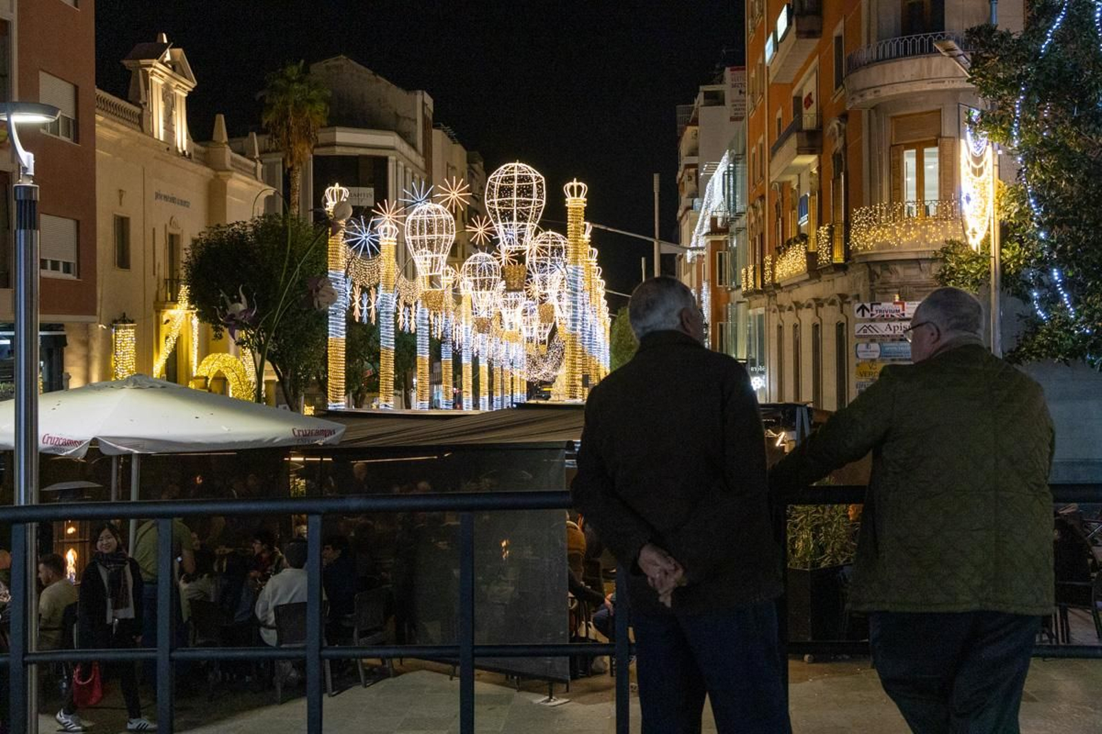Jaén enciende su Navidad con sus habitantes echados a la calle