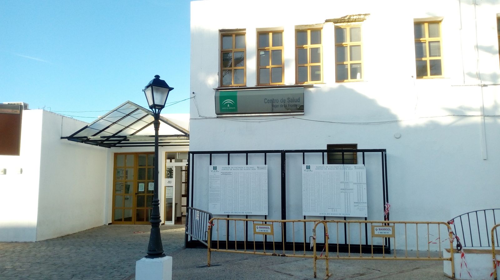 Aspecto que presenta en la actualidad la fachada del centro de salud de Vejer.
