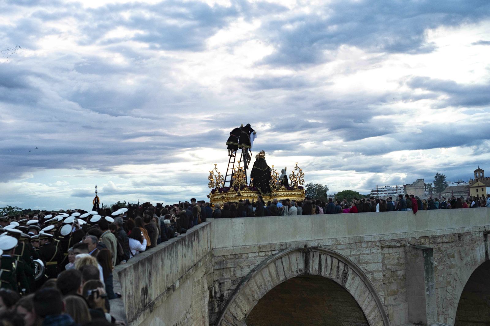 Paso del Descendimiento por el Puente Romano