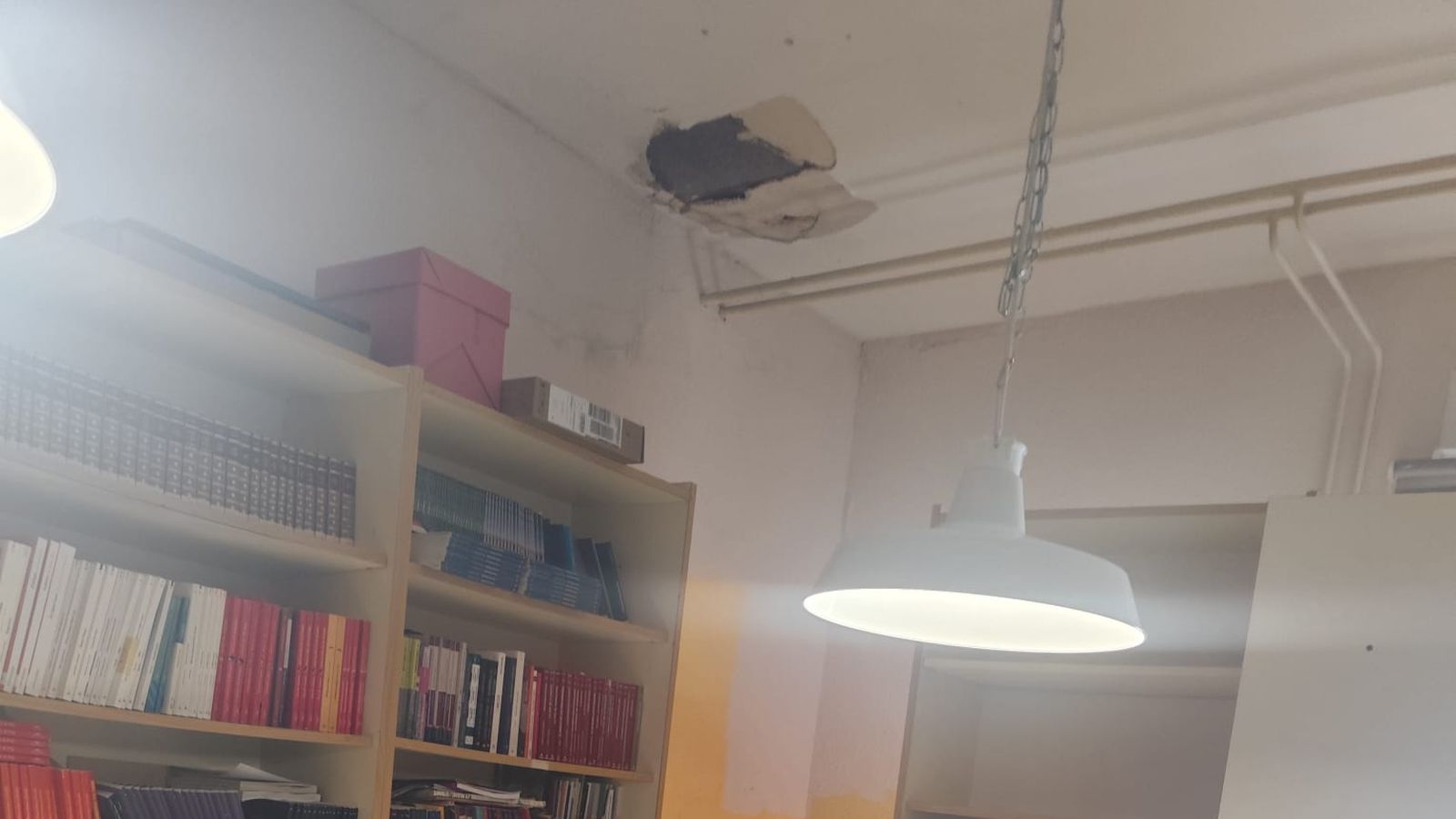 Estado del techo de una clase del IES Cástulo de Linares.