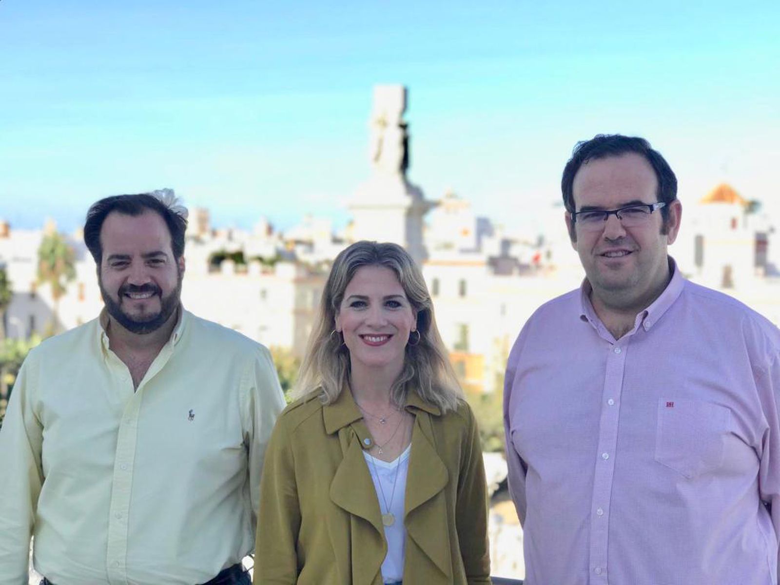 Ricardo Sánchez, Ana Mestre y Alejandro López, en la delegación del Gobierno en Cádiz.