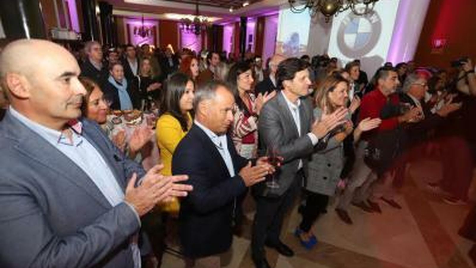 El numeroso público aplaude tras una de las intervenciones.