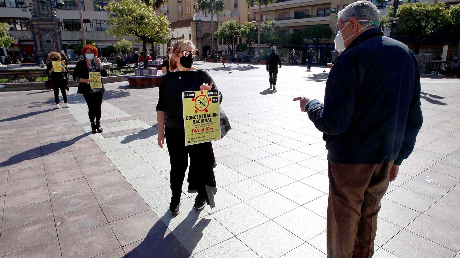 Las fotos de la protesta del sector de las peluquerías en Algeciras para exigir una bajada del IVA