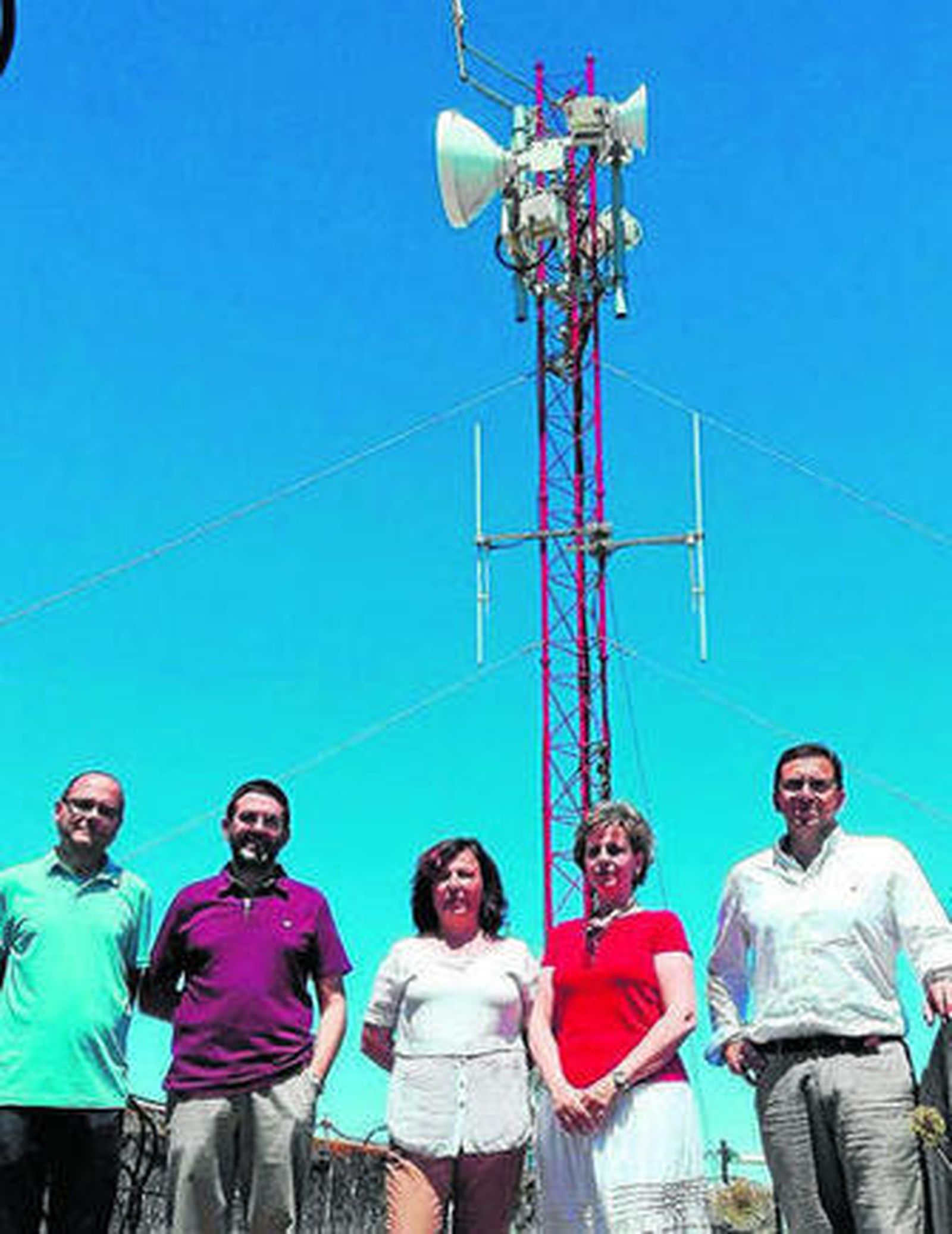 Técnicos de Inpro y Prodetur junto a una de las antenas instaladas.