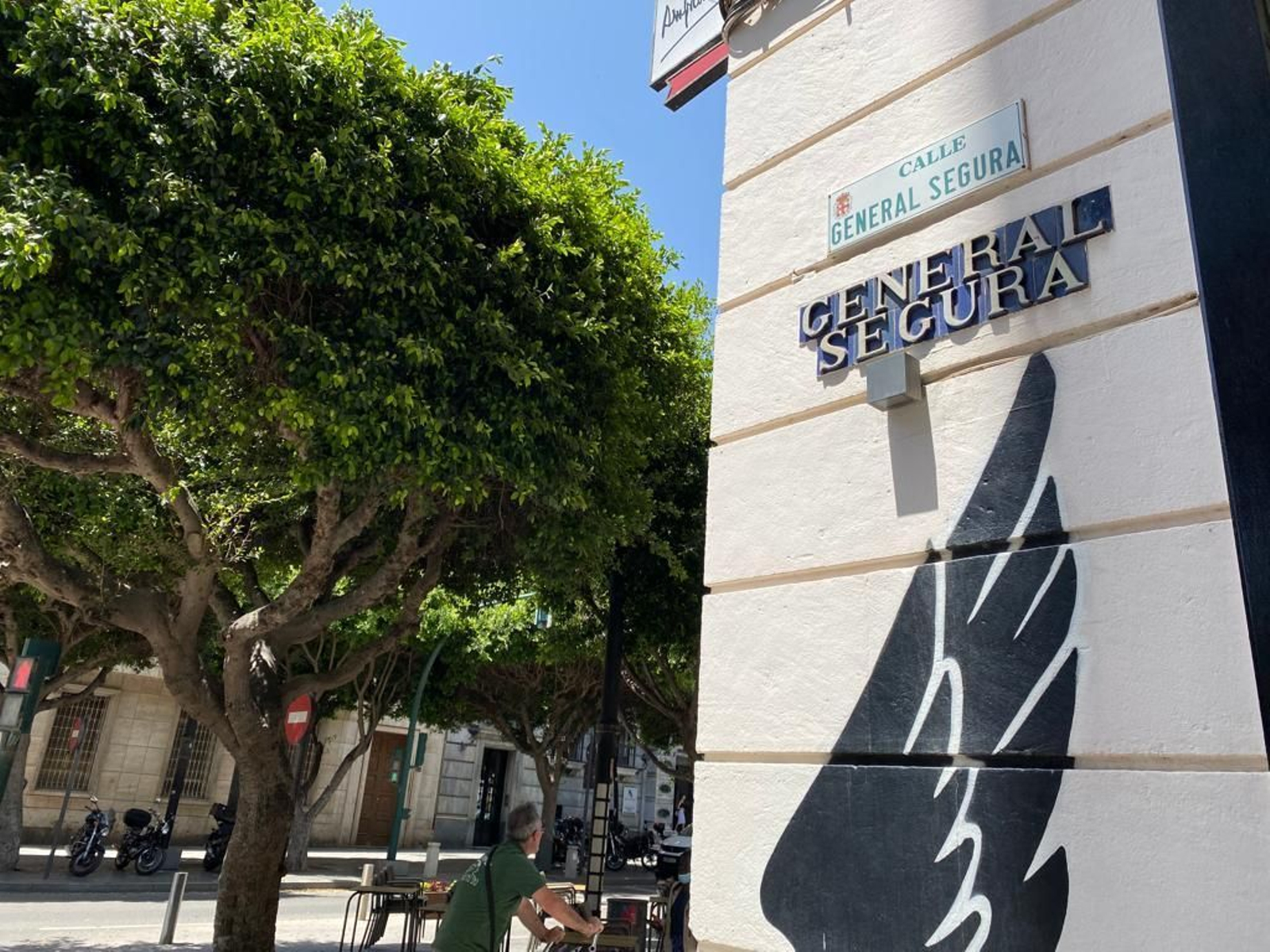 Dos placas con el nombre de la calle de momentos distintos de la ciudad